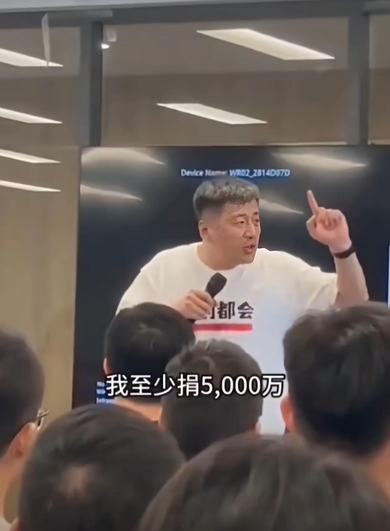 张雪峰不愧是掌握流量密码的男人，阅兵后他的一番慷慨陈辞随即冲上了热搜。他说:那