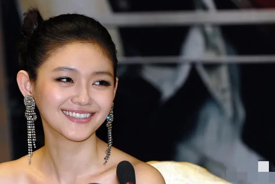 记者刁难大s：“外界对你的评价还没上升到实力派演技派女星，你怎么看待这种评价？”