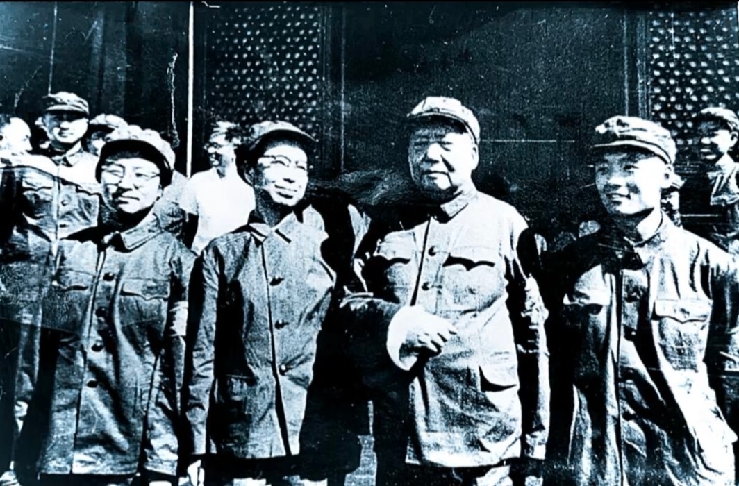 历史影像网友投稿老师我这边有两张毛远新也在的合照​​​