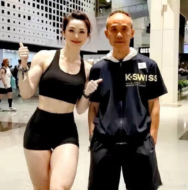 王石先生和他的健身女教练，这位教练的腿部肌肉真结实啊