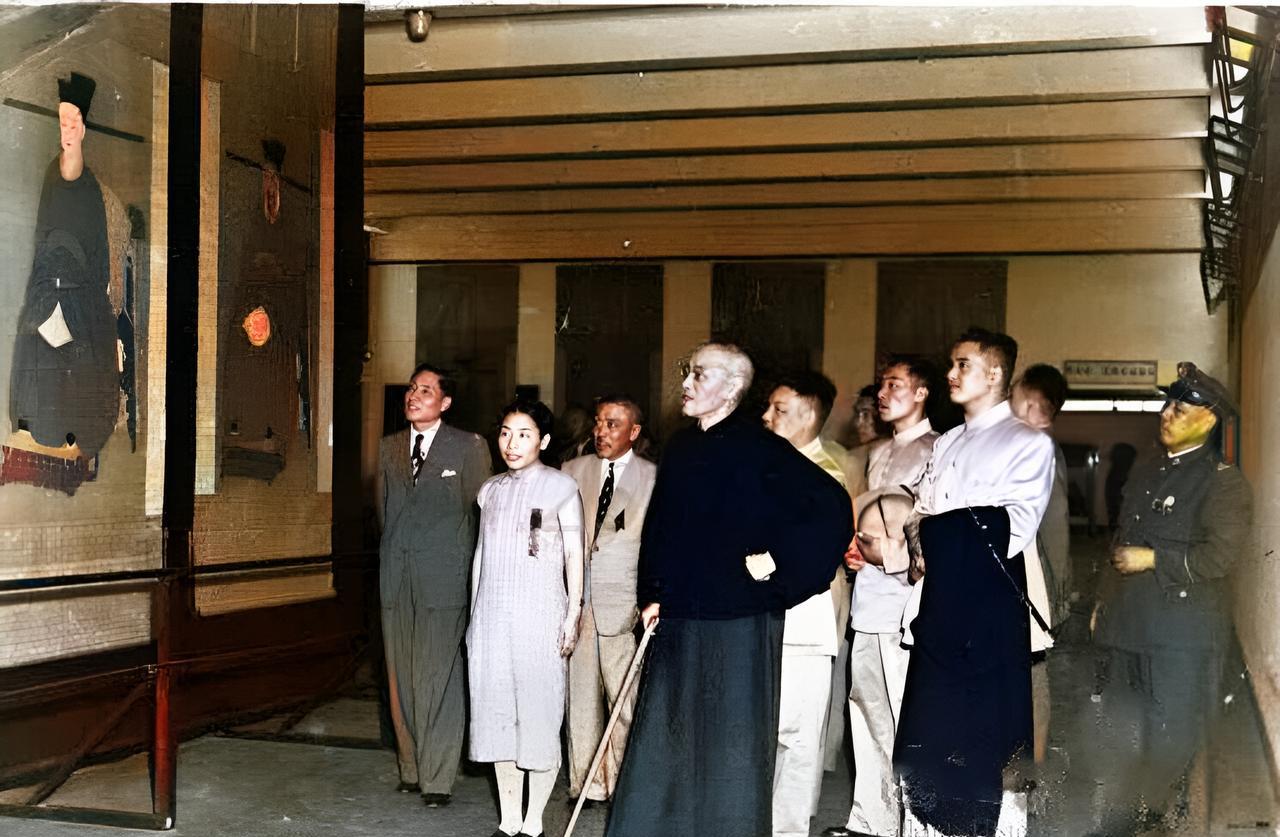 1948年6月，蒋中正前往南京博物院参观。对于这样级别的人物，南京博物院副院长亲