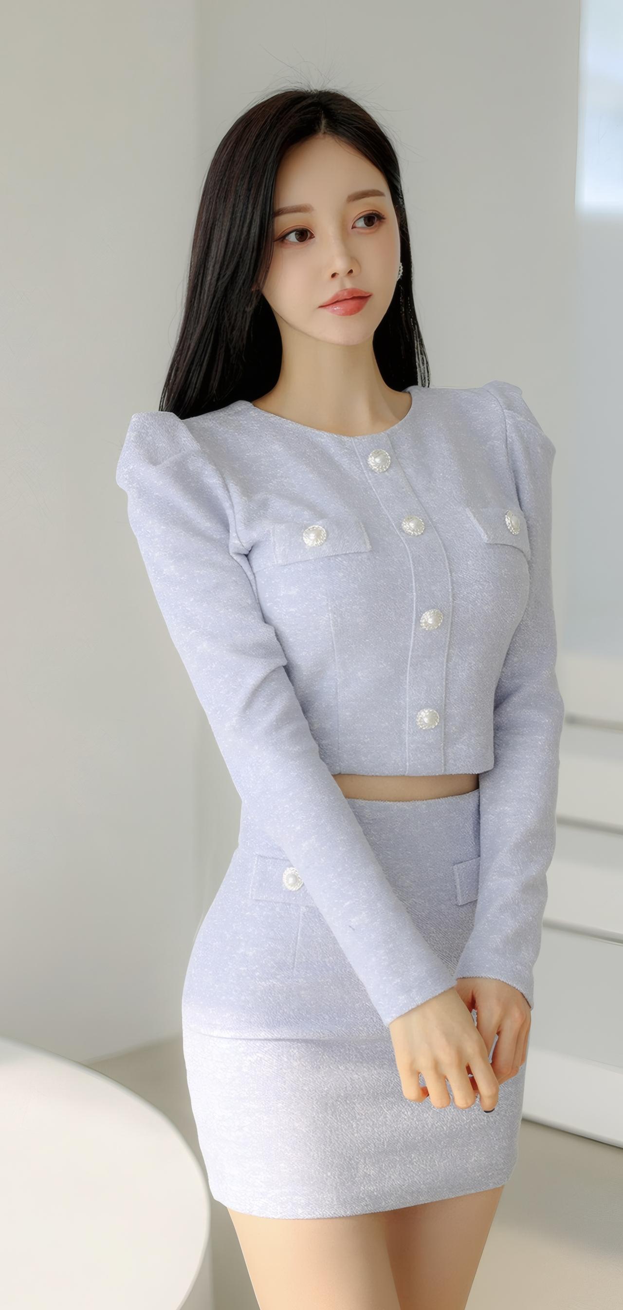 优雅气质穿搭，浅蓝色套装搭配自然妆容，尽显温柔魅力。