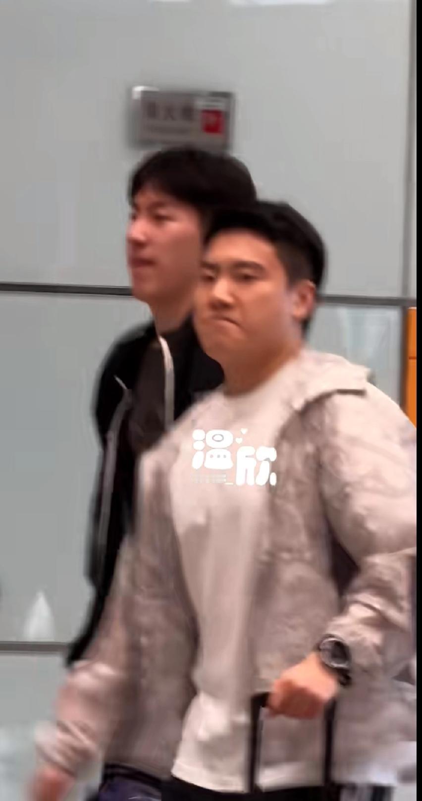 机场路透！梁靖崑和温瑞博，短发大胖气场全开✨刷到机场路透，一眼就被这俩帅到