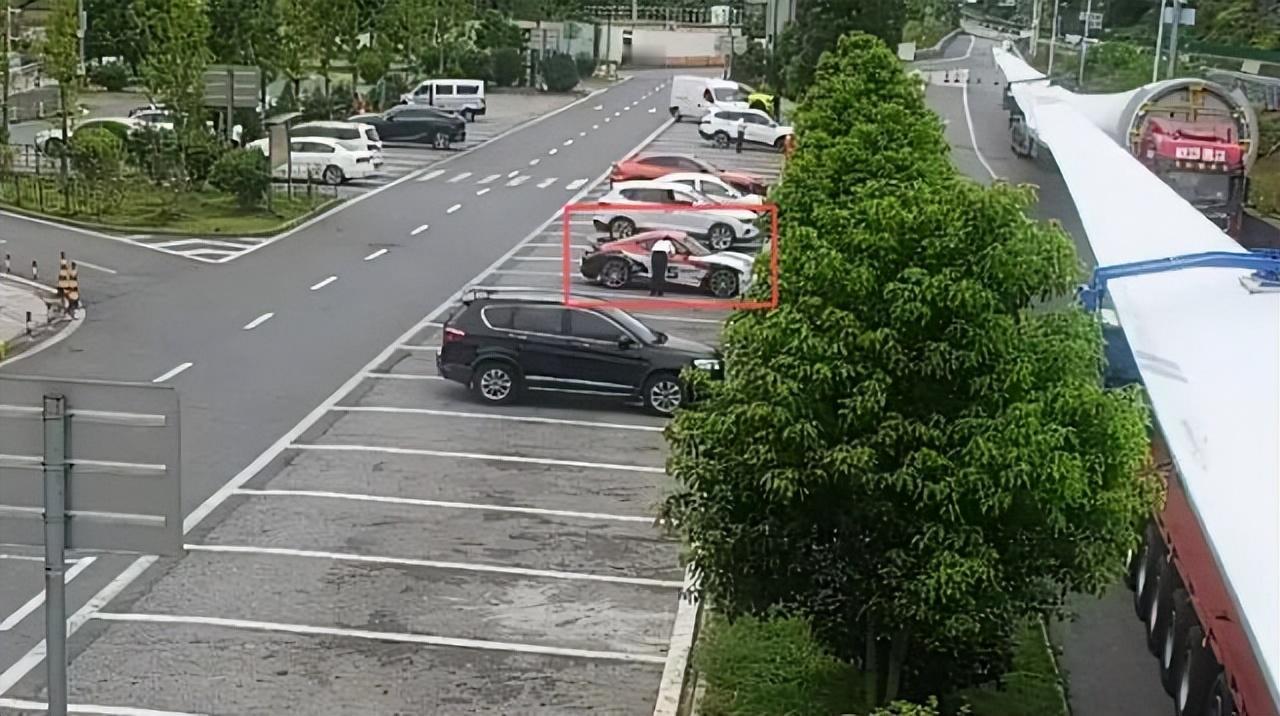 贵阳17岁女孩坐顺风车，司机开到服务区后离车“失联”，女孩被锁车内遭烈日暴晒，情