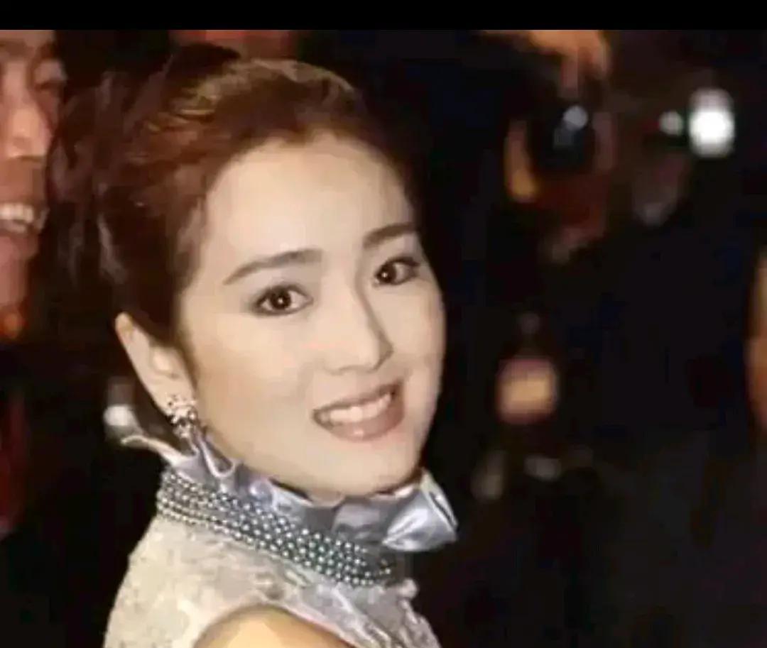 1987年，张艺谋筹拍《红高粱》，女主选了“丰乳肥臀”的史可。然而，巩俐也想出演