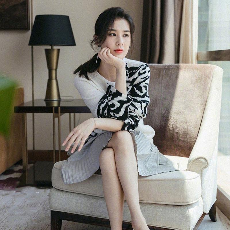 42岁黄圣依已经离婚了，她穿着白裙，身材高挑好美，像30岁女人