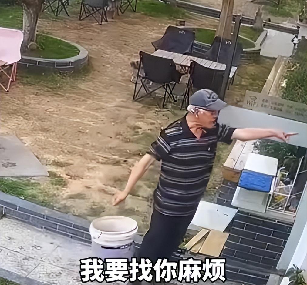 浙江义乌，一个开咖啡店的女老板，可能做梦都没想到，自己有一天会因为店门口的一个水