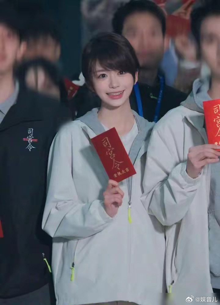 黄晓明签下03后新人白翊汝，这眉眼，这神韵，简直是Angelababy的“1：1