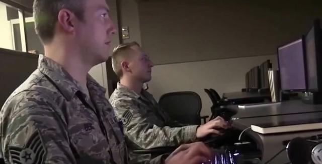 全球仅13台根服务器，美国独占10台，中国却一台都没有，一旦爆发冲突，美国对服务