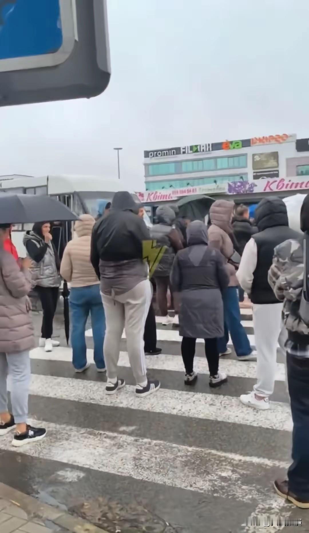 基辅周边持续停水停电，市民堵路抗议，要求泽连斯基负起责任基辅市民直接堵了路，