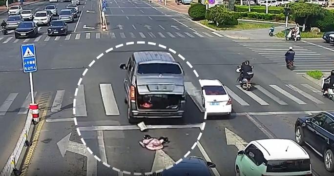 “立大功了！”山东青岛的一个十字路口，一面包车后备箱突然弹开了，一个小女孩从上面