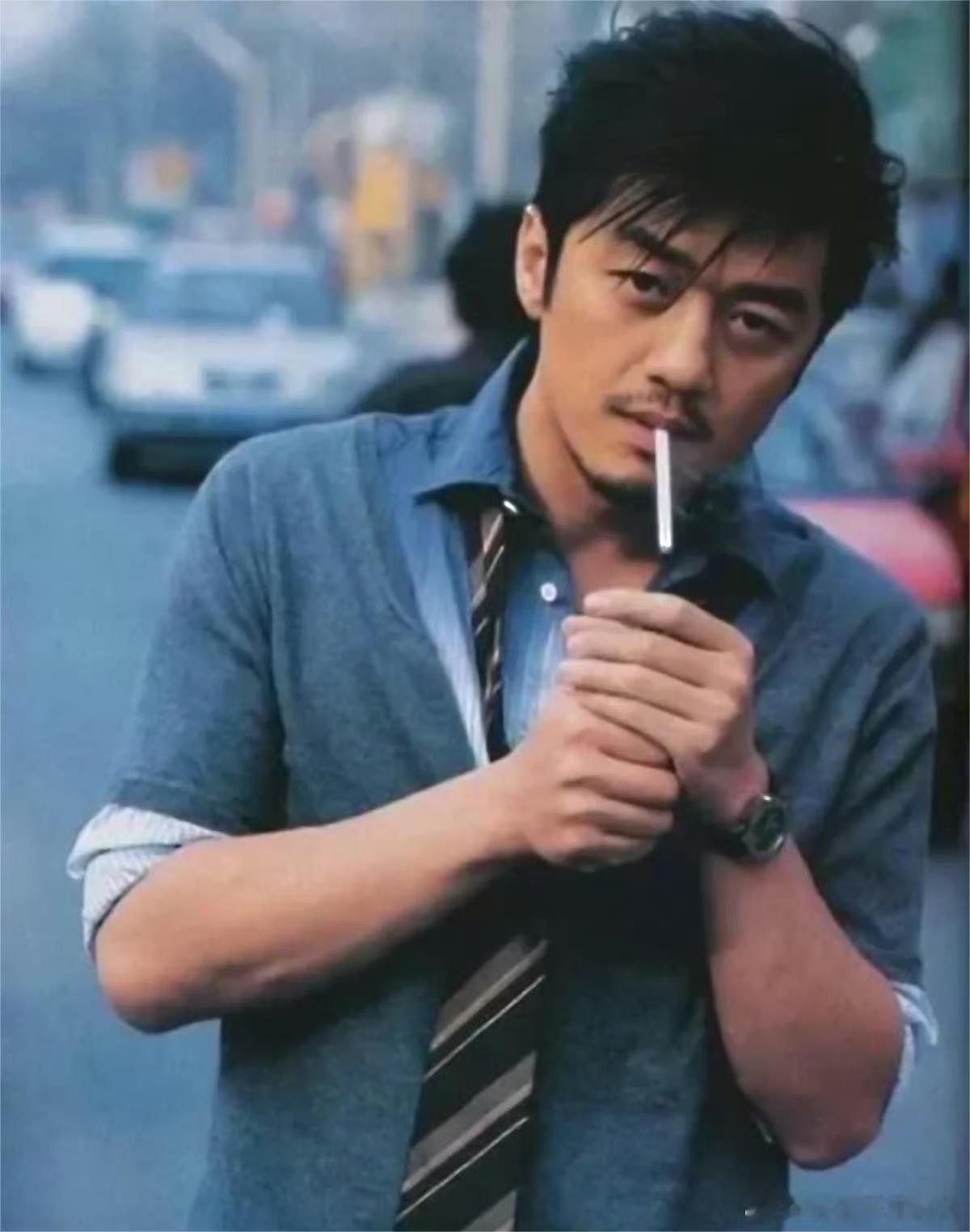 王菲的眼光真的不用质疑，年轻时的李亚鹏颜值不输谢霆锋，甚至还多几分男人味！之