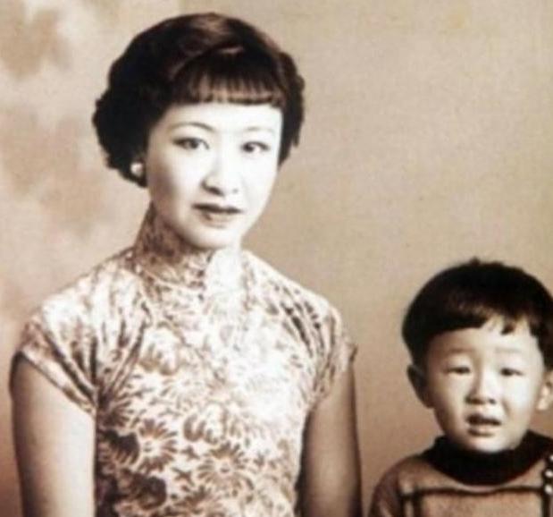 1955年，章士钊在北京菜市场闲逛，看到一卖卷烟的妇女，大吃一惊，连夜给毛主席写