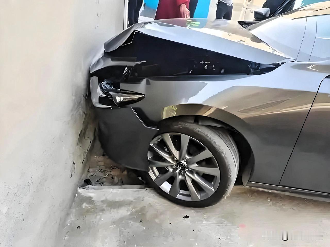 湖南常德，深夜，男子把路虎车交给朋友开，结果车刚起步就撞到墙上，二人下车一看，觉