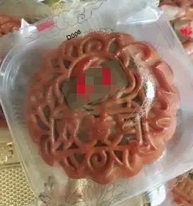中秋送礼，从没见过这么抠门的老板，每人就送了两个散装的月饼，保质期还有10天，就