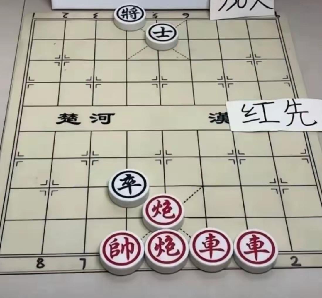 大二的时候，周末我和同学去公园玩！公园门口看到一个摆棋摊的，我同学脑子好，象棋下