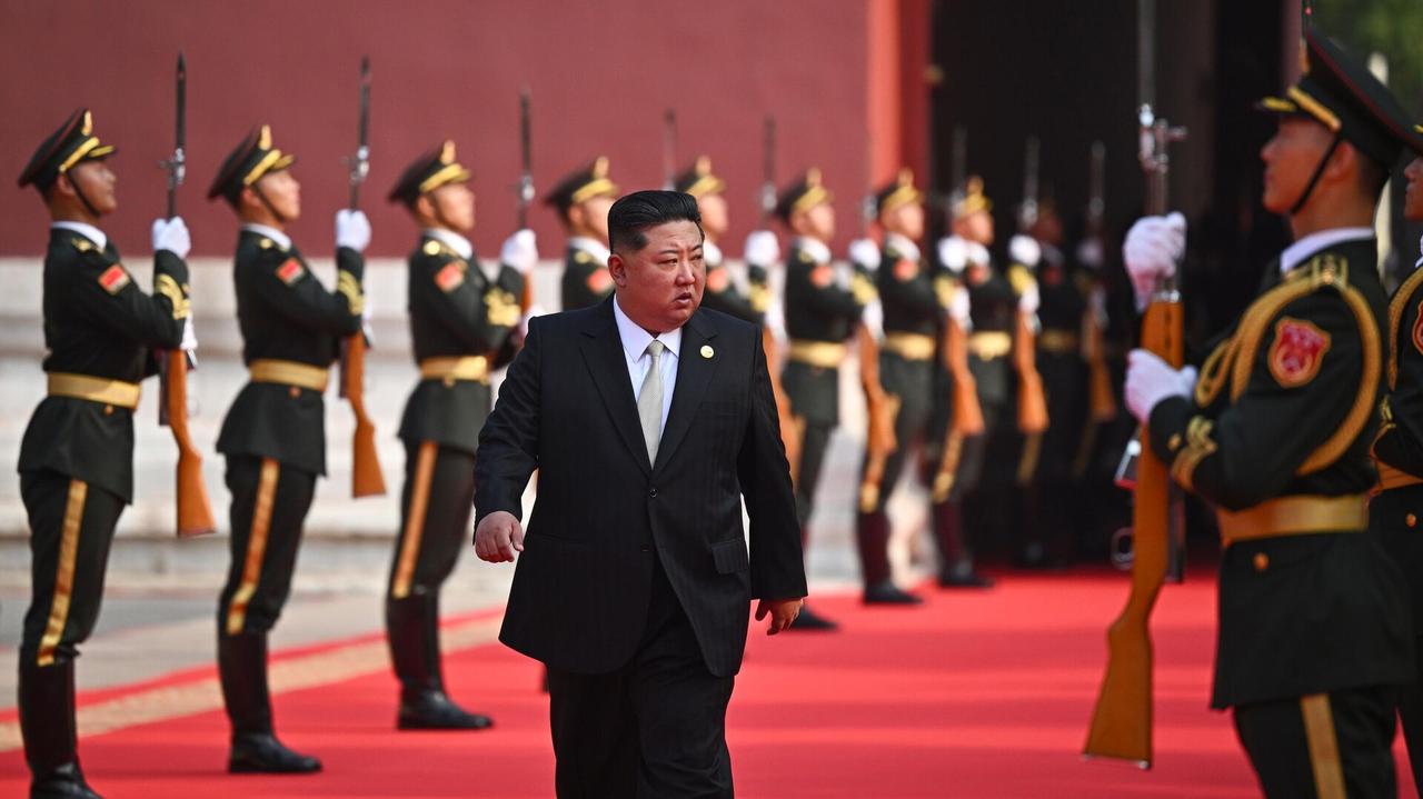 9.3阅兵结束后，韩国议长找到机会，请普京帮忙给金将军带了2句话！9.