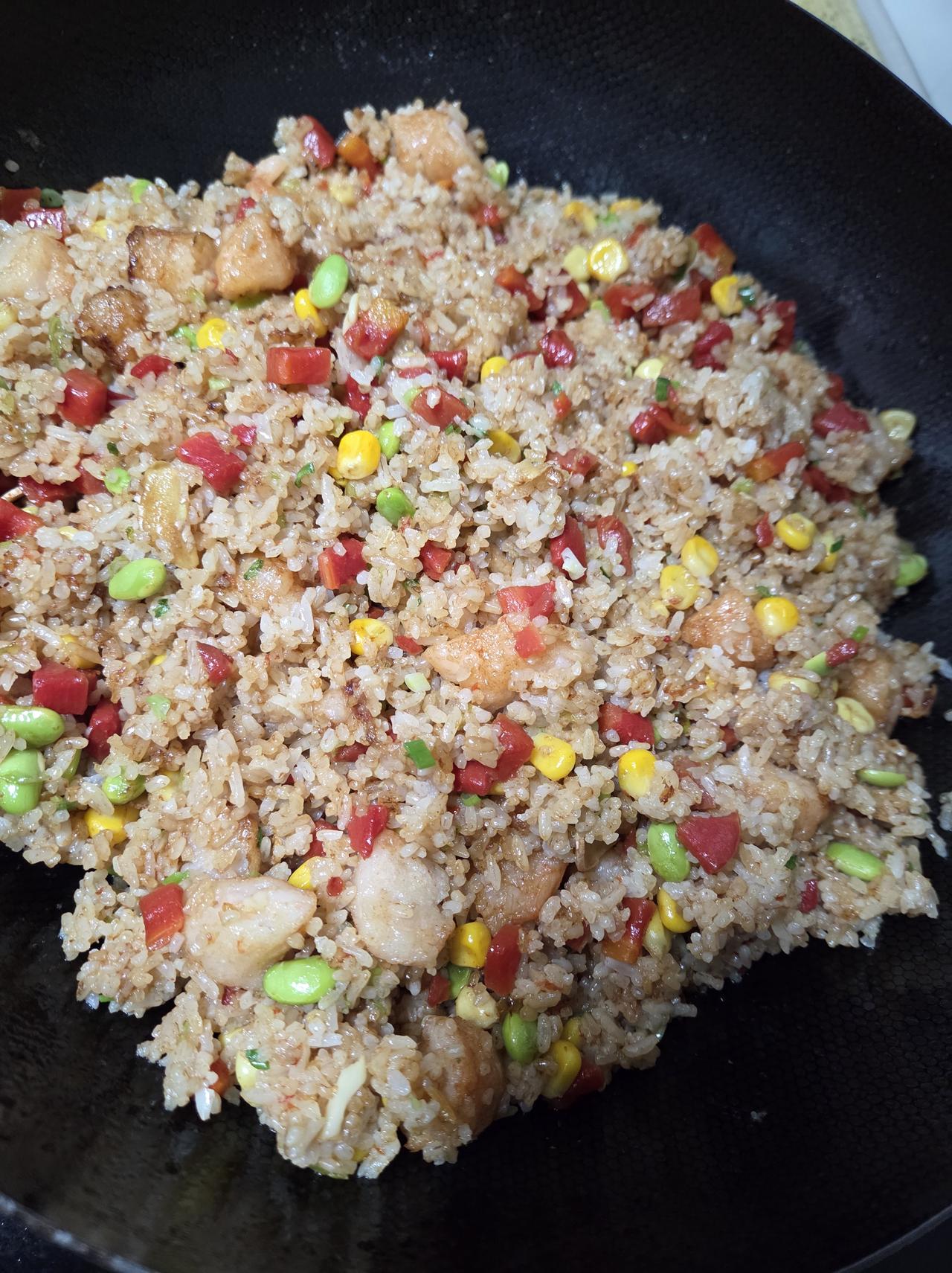 这炒饭味道如何？实在不知道吃什么，便做了份大杂烩炒饭。先把胡萝卜丁、毛豆和玉