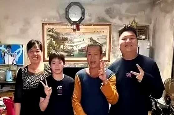 全红婵想瞒也瞒不住了，那就是全红婵哥哥，在厨艺比评赛淘汰后，他的那份对食材笃定，