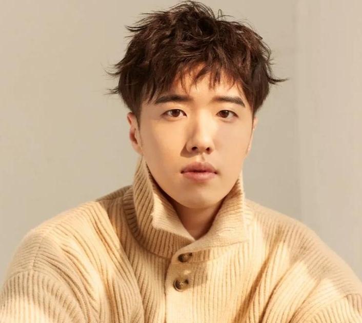 心脏停跳，呼吸被夺走。别怀疑，那个让你笑出腹肌的“少爷”，正在屏幕里替你上演9