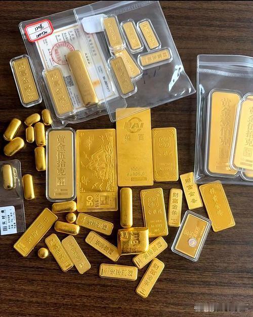 金价一年狂飙70%！现在冲进去还能赚钱吗？疯了！真的疯了！2025年黄金涨得