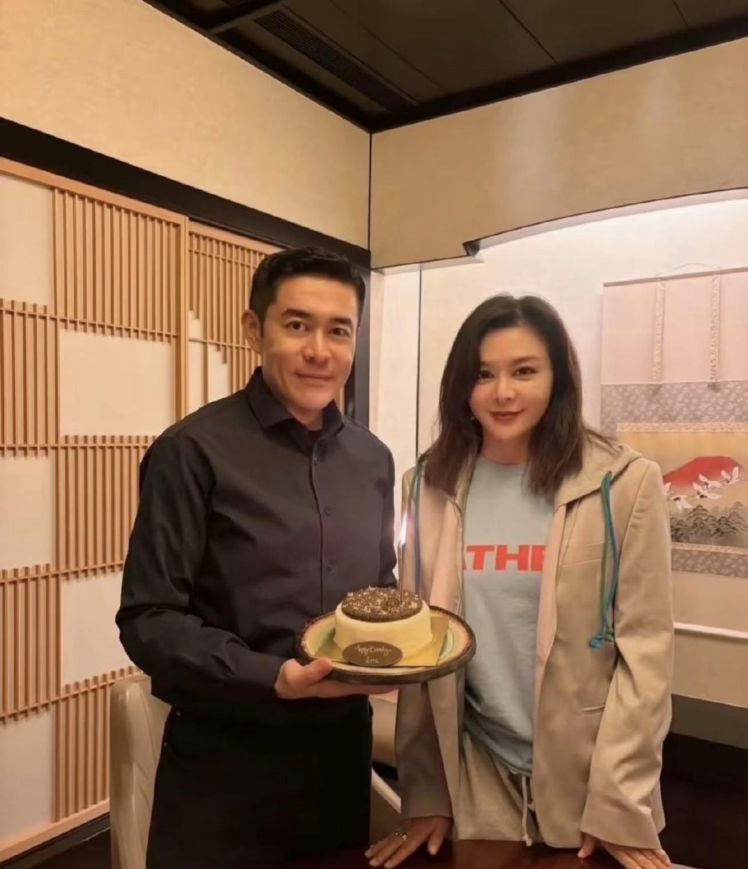 关之琳为弟弟庆生，弟弟神似梁朝伟。有一说一，姐弟两还都挺年轻，精神面貌都挺不错，