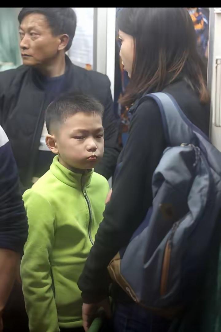 今天我在电梯里看到很不解的事，一个小男孩不小心碰了一下老人，小男孩随口说，对不起