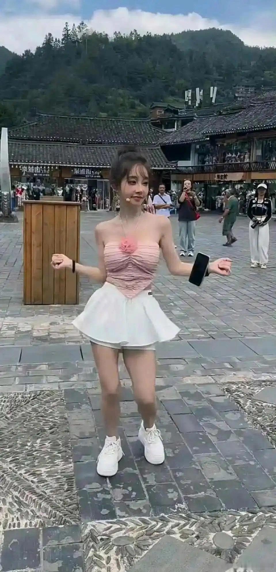 当年的网红一姐冯提莫怎么变这样了？？