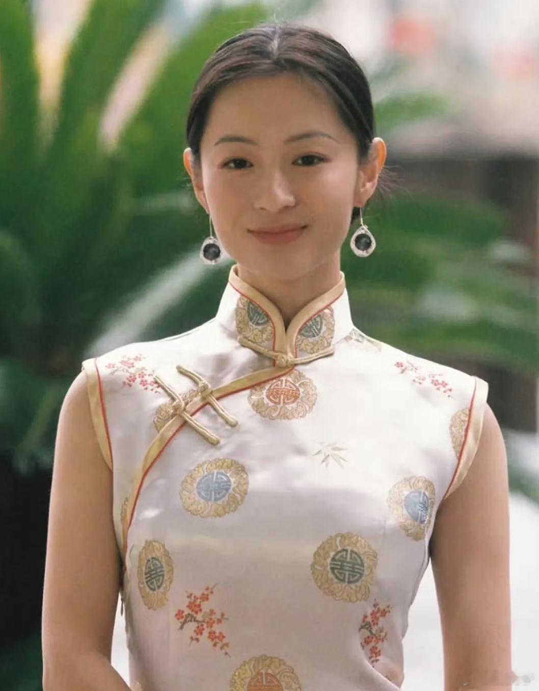 97年的李嘉鑫长着一张电影脸，有没有可能成为周韵、巩俐的接班人​？​​​
