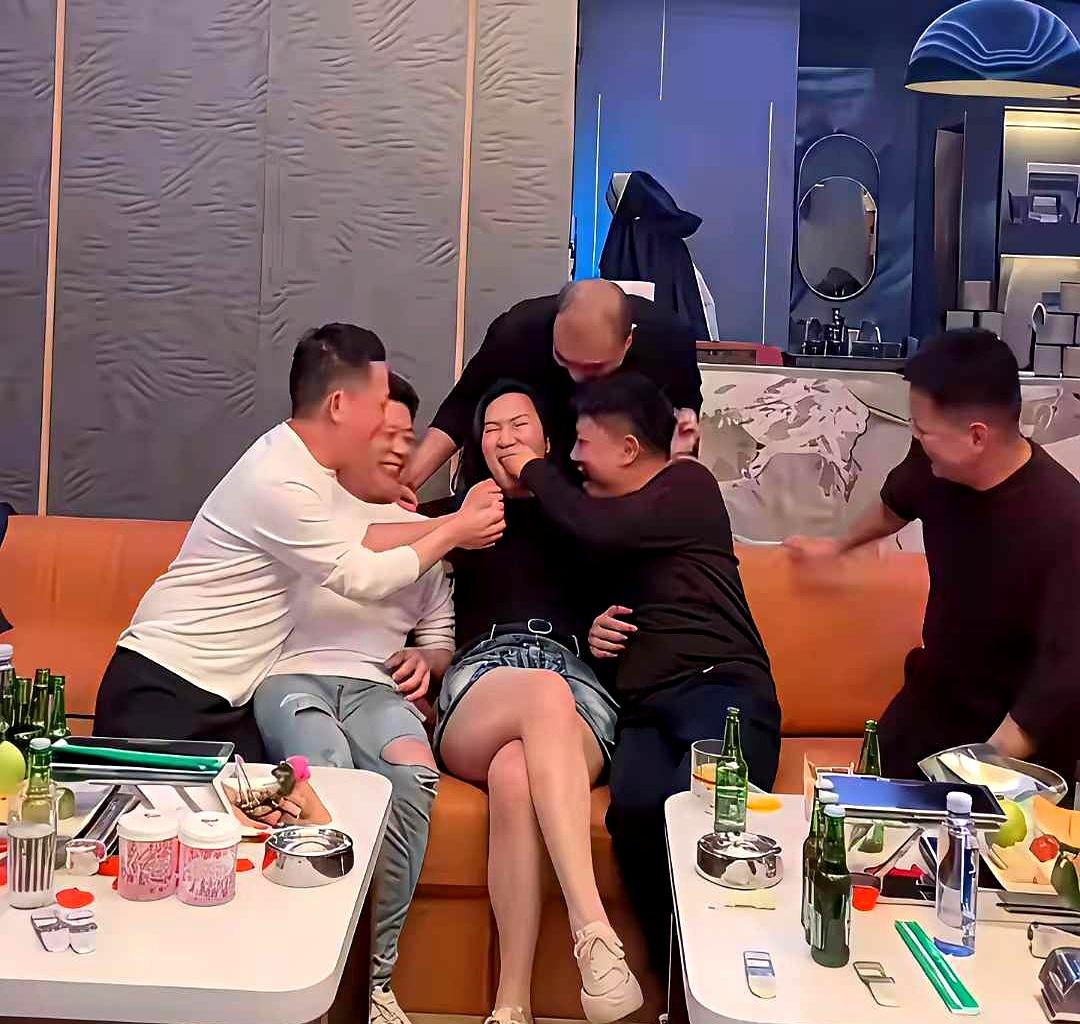 你说公司团建就图个热闹呗，可我老婆聚餐那张照片一传出来，我直接愣住了！她旁边那