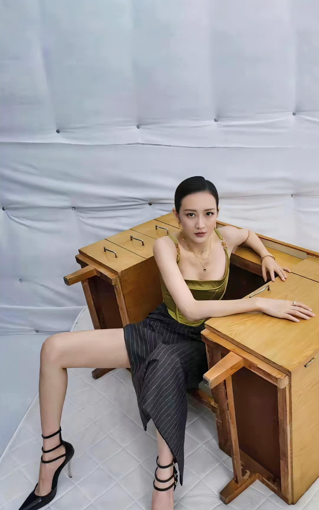 王鸥，170cm，又美又飒，但是吸引人眼球的是脚上的那双鞋，感觉最小也得42码，