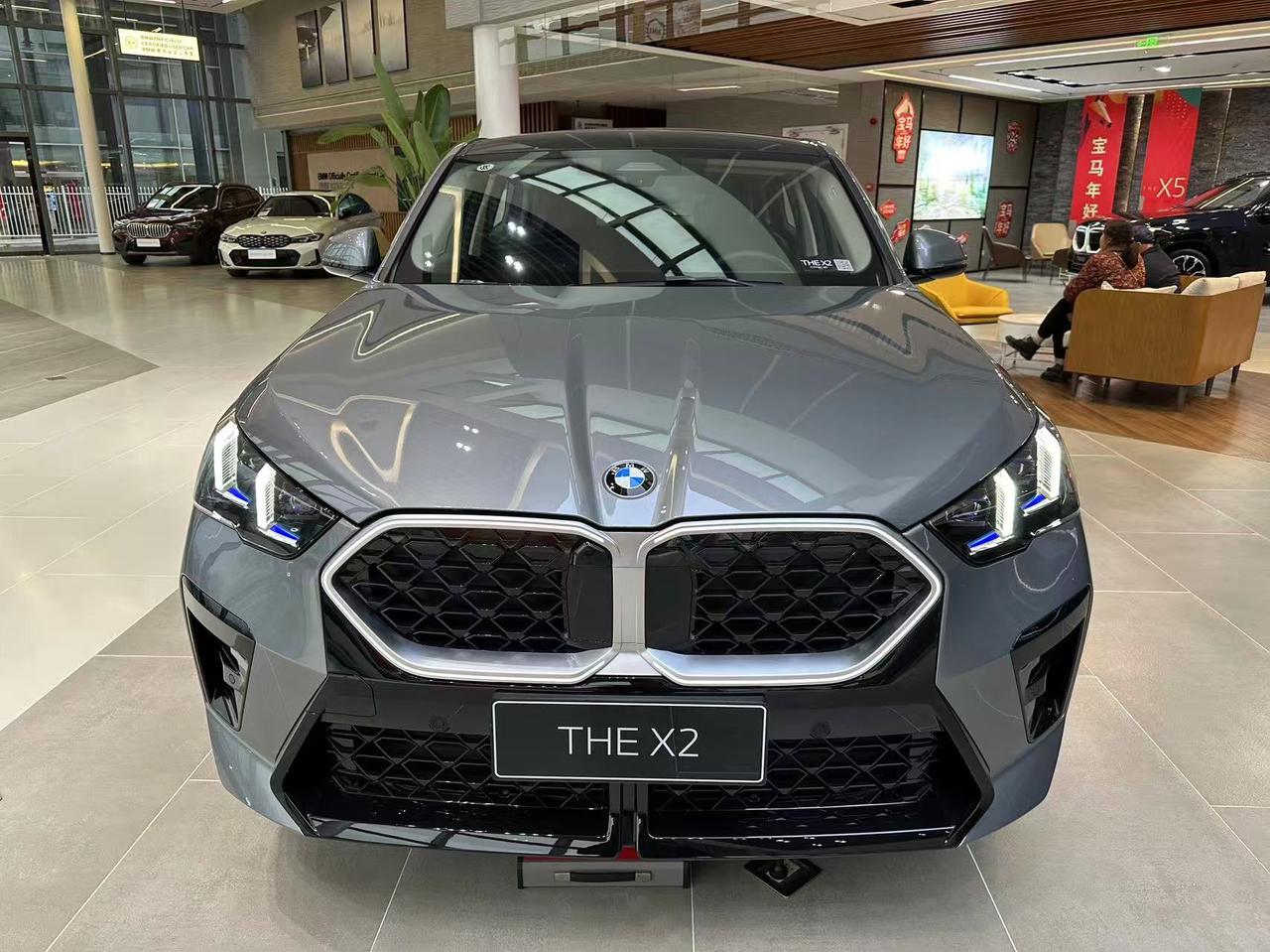 本来是来看X6的，结果店里没有展车，原本X6的位置放了一辆宝马X2，顺便体验体验
