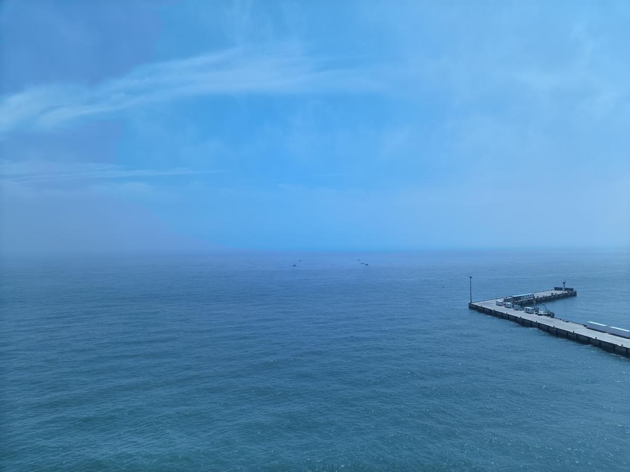 大连的海，那是相当的蓝啊！什么是碧海蓝天？什么是海天一色？什么是海阔天空？什么是
