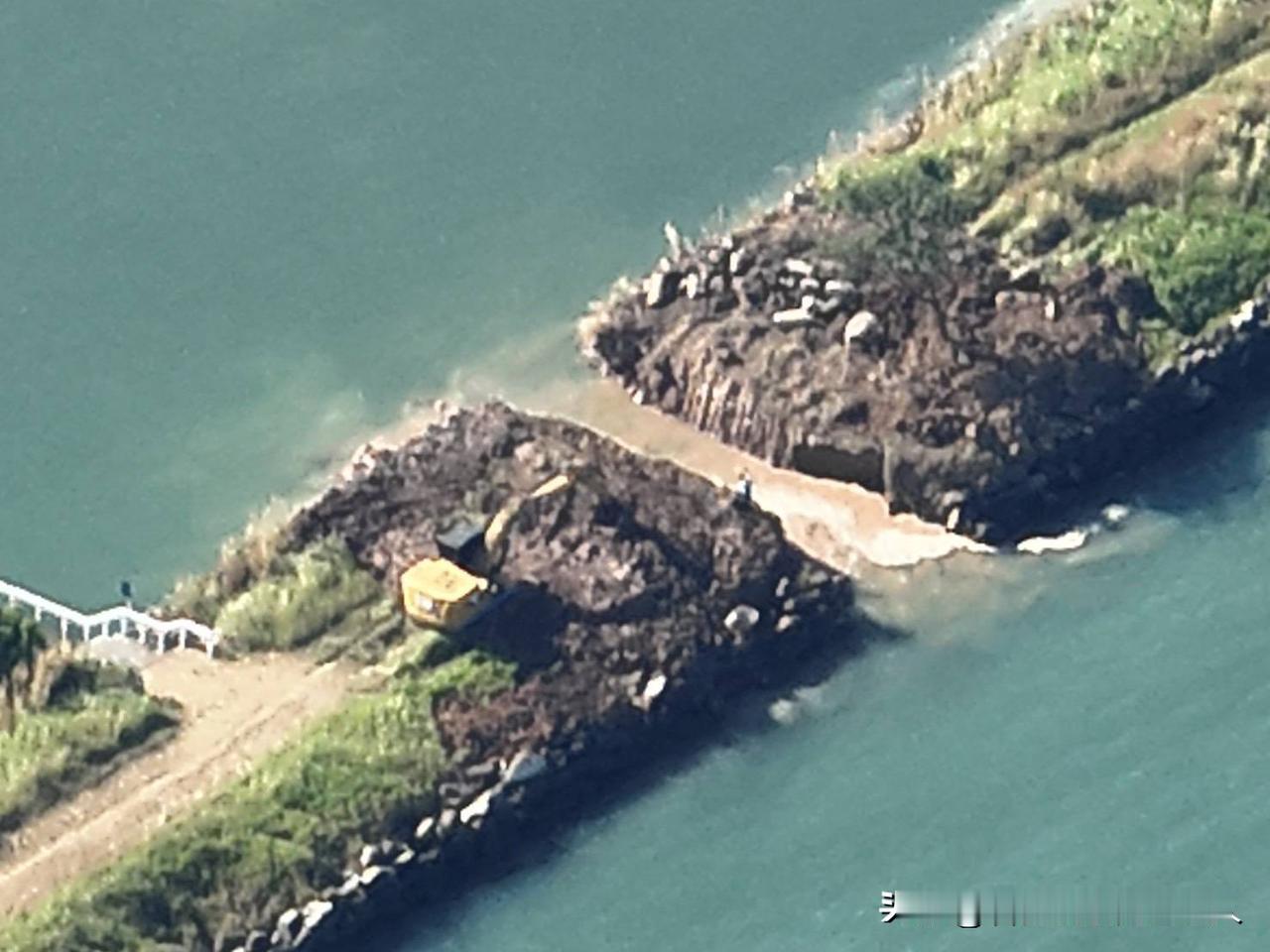 泰国军队这回绝对有高人指点！以前他们只会硬碰硬，这次却玩起了“外科手术”式的窒息