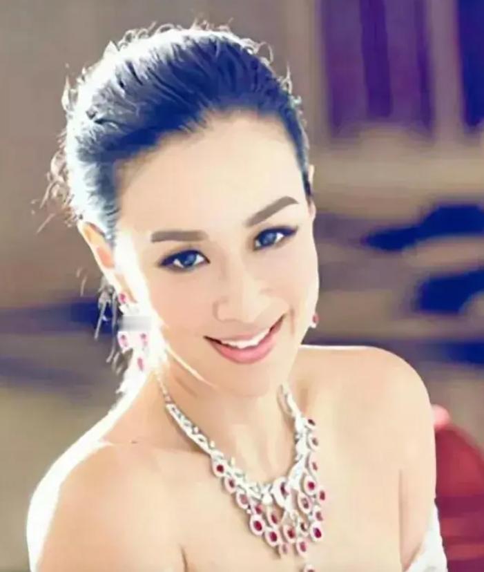 有种“发福”叫钟丽缇，55岁的她用珠圆玉润，让人懂了何为富贵花娱乐明星