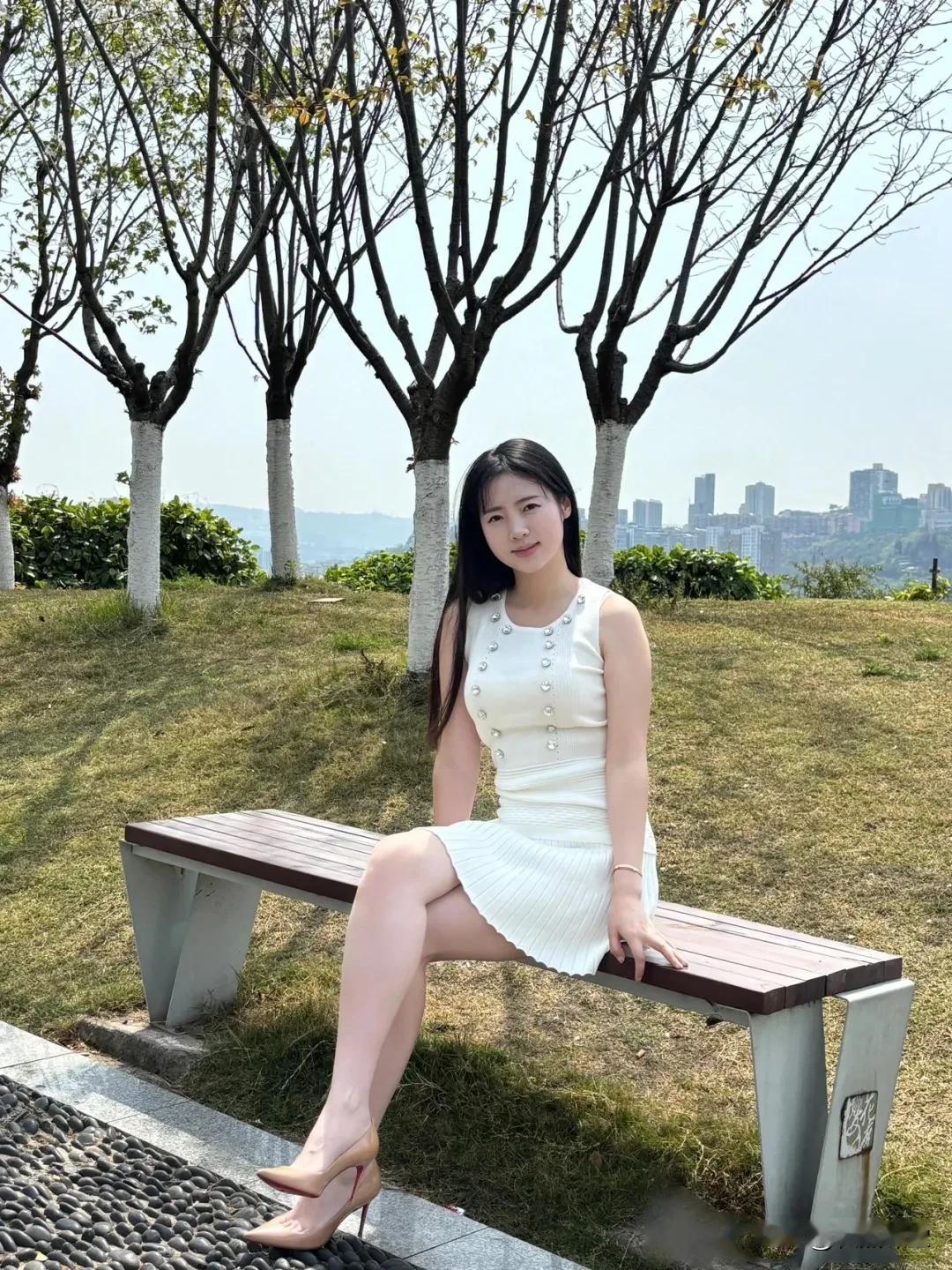 绿树阴中人影斜，轻纱裙下步生莲。