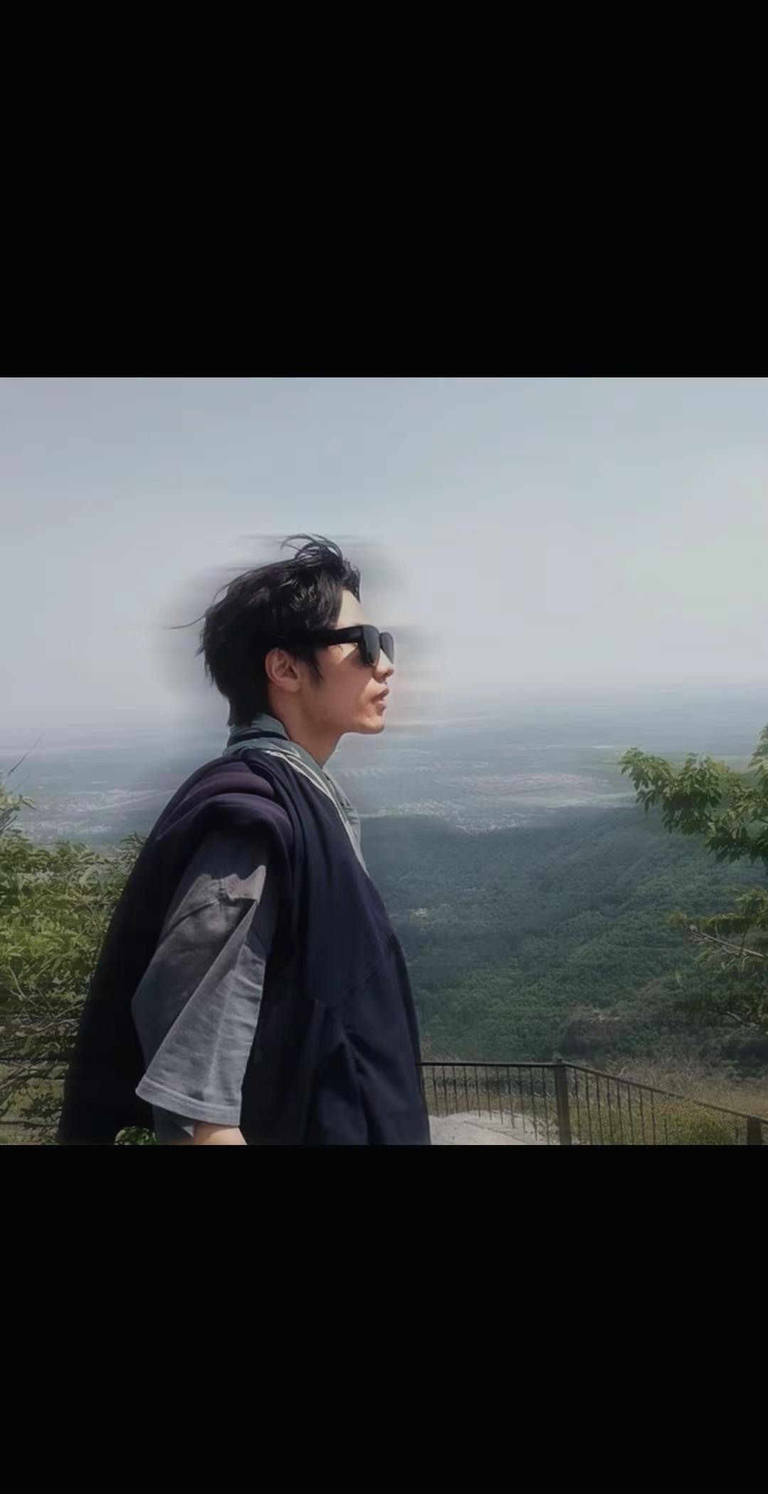 听一万种声音只成为自己。任君凭栏我栖春山爬山山海之间户外穿搭治愈系风景