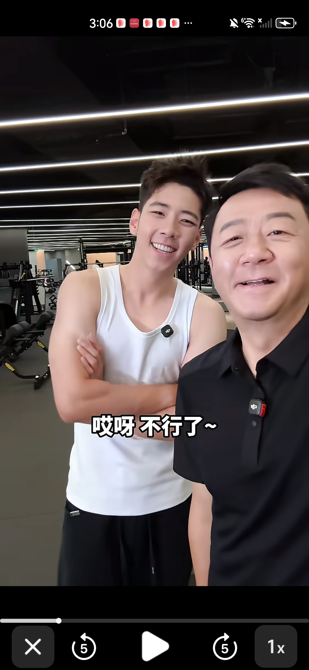 郭涛晒自己帅儿子小石头的表情。才知道幸福是什么。比郭涛高，比郭涛帅。还能陪伴，很阳光，很暖心，从一个