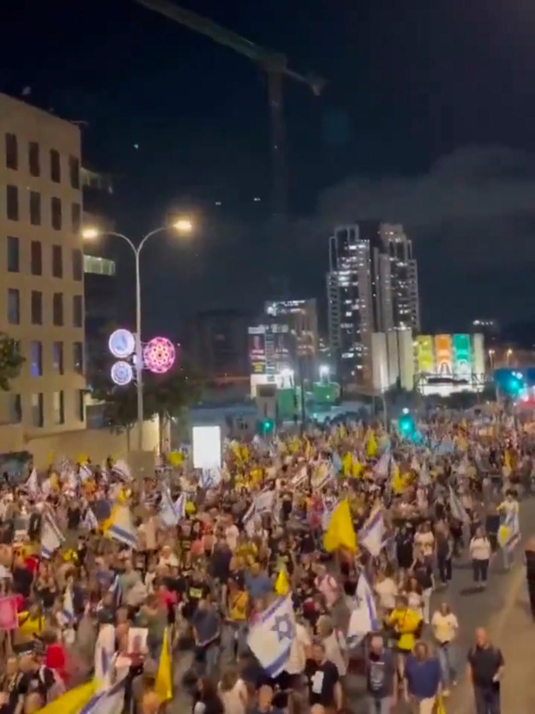 4月27日，据央视新闻直播间报道，4月25日，以色列特拉维夫市中心暴发抗议活动，