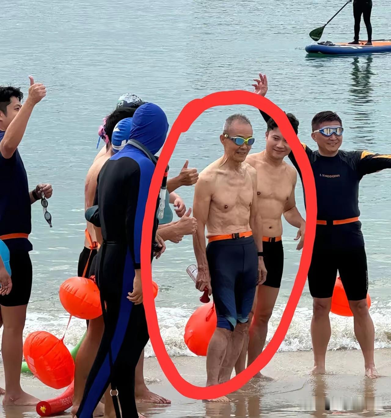 网友在大梅沙碰到了地产大咖-王石在游泳。说实话，老王的身材保持的还是非常匀称，作