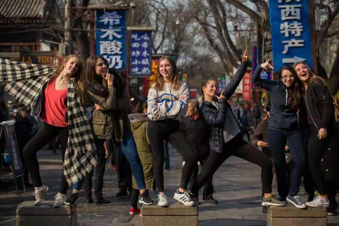 说来挺逗的。现在外国人来中国旅游，朋友圈里晒得最多的不是长城和故宫，而是凌晨两点