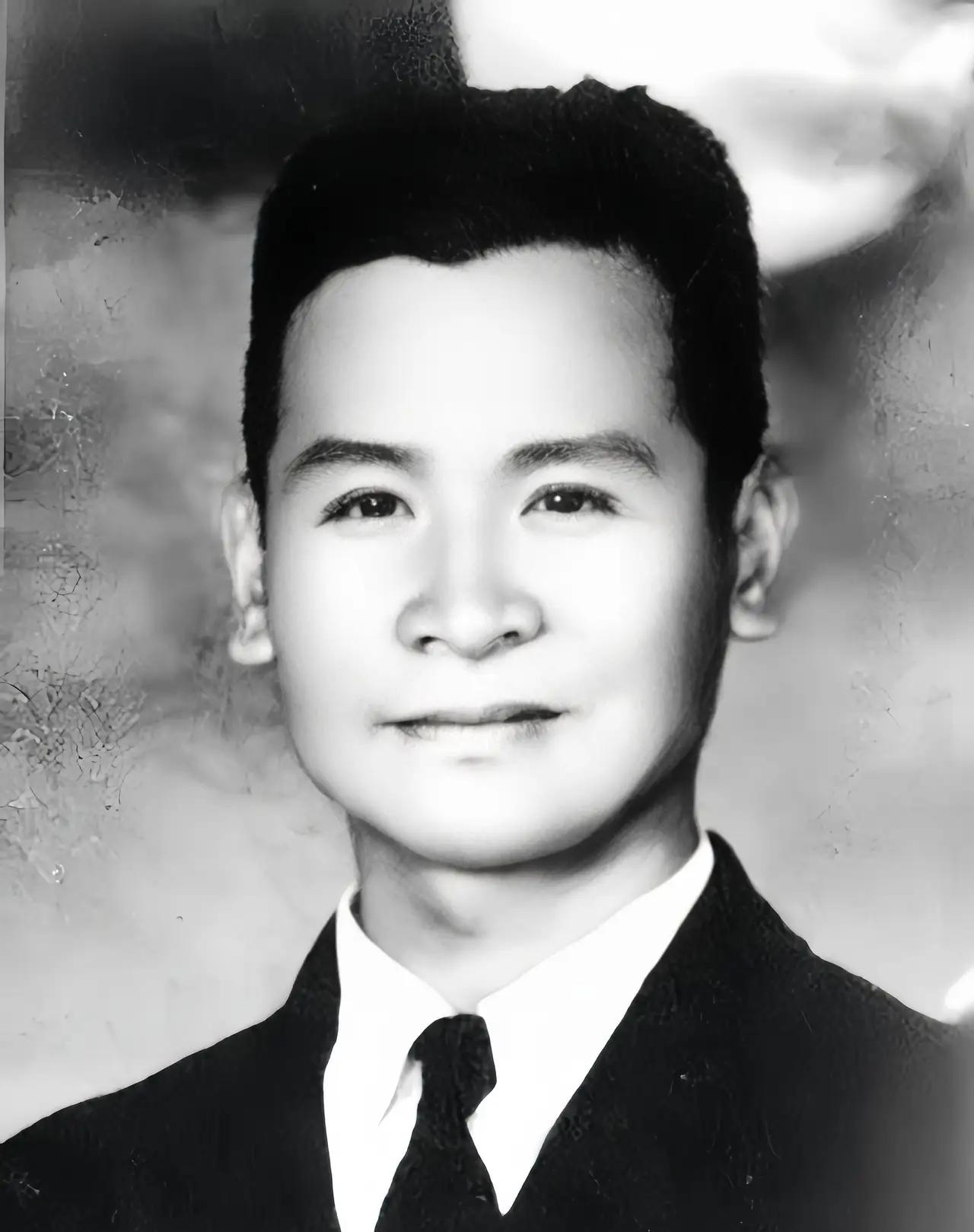 1951年，上海审讯室。一个国民党特务熬不住审问，最后交代道：“我说…我说个秘密