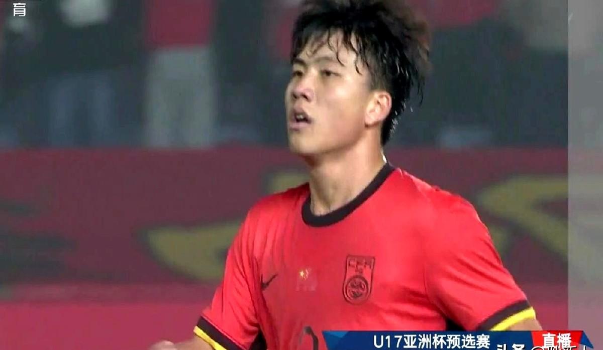 谢晋连过两人后射门得手，中国队4-0领先。那个任意球开出来，队友和对手在门前都