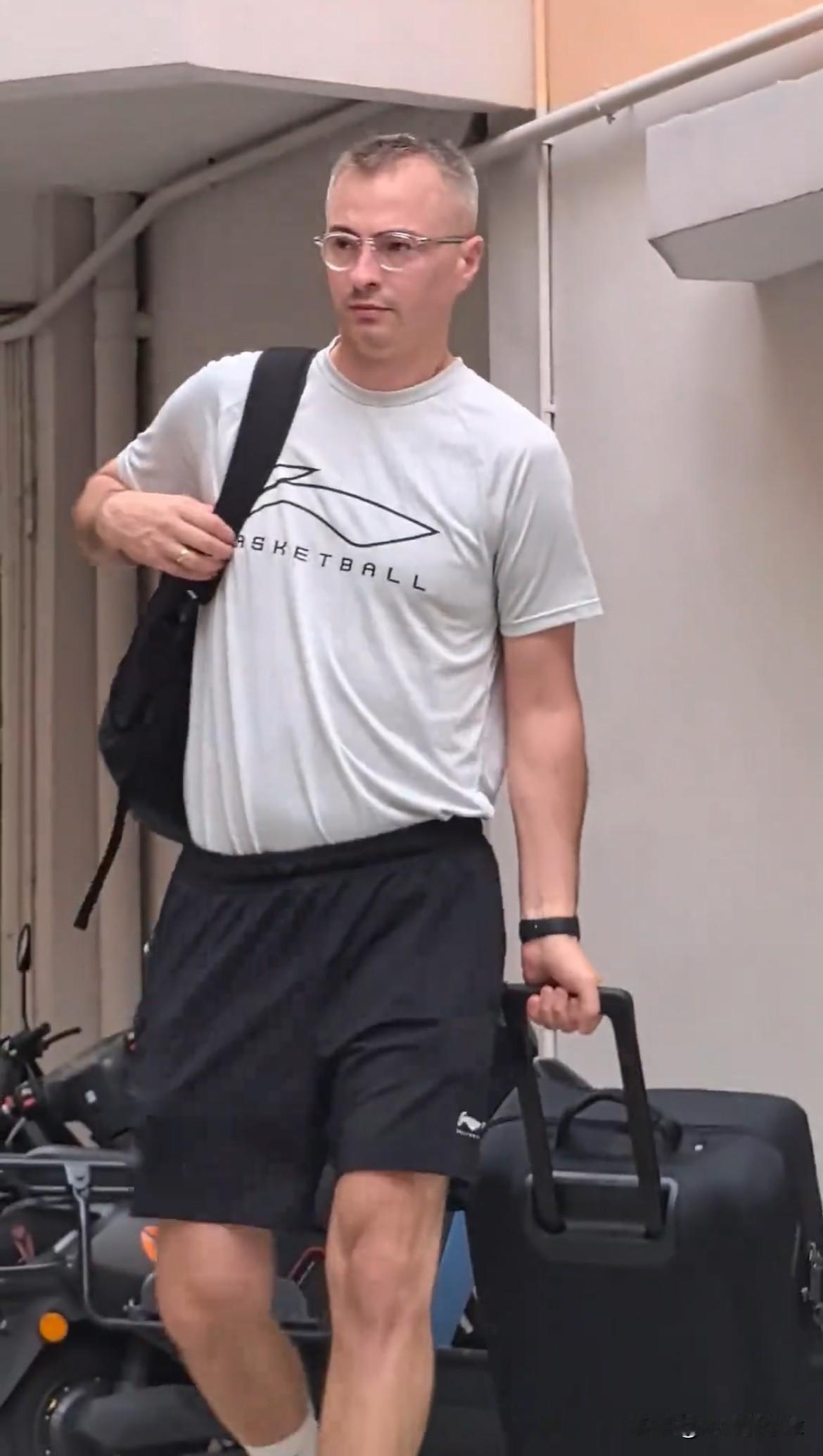 广东宏远男篮最新消息；开启热身赛！昨日，广东宏远男篮全体队员在主教练亚科夫列维