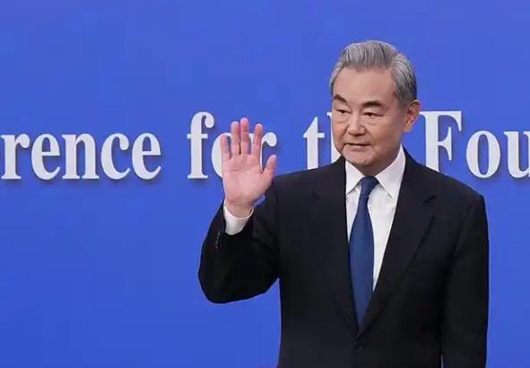 承认了，美国主动找中国谈7月2日，美国国务院在官网上发了一份声明。声明很