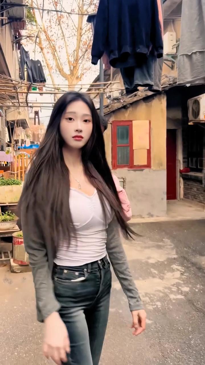 青石巷中行，长裙拂秋风。