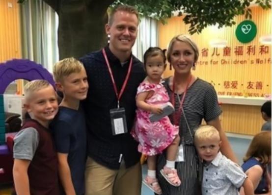 美国司法部新发一批爱泼斯坦案调查材料，牵出8.2万儿童在美“隐身”现象。三十年间