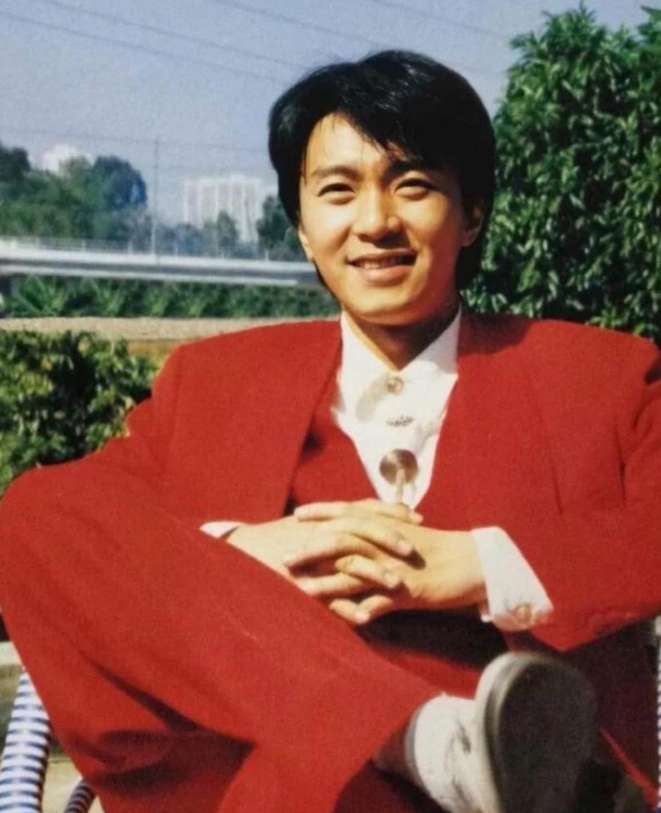红西装♦️​​​