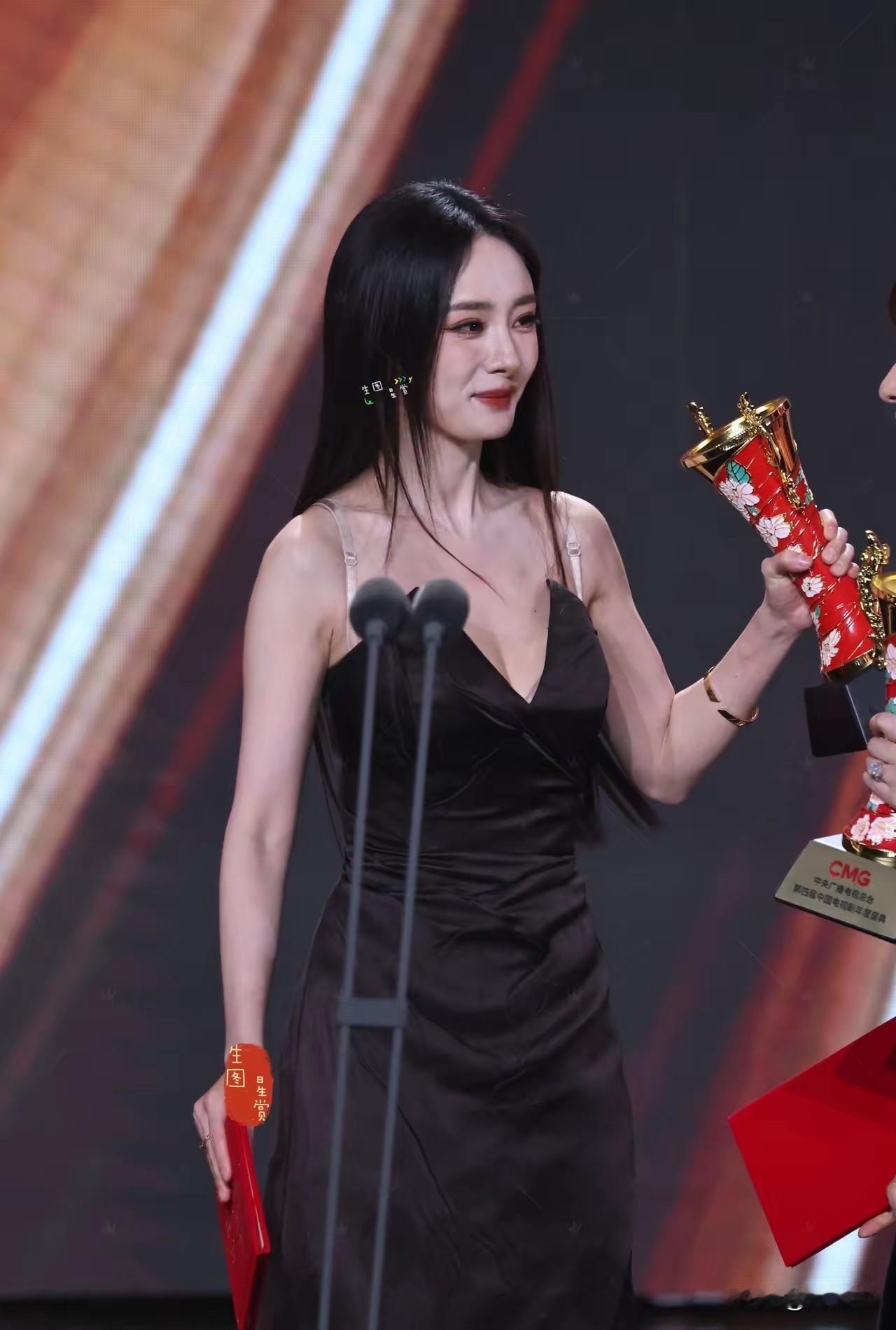 很少看到杨幂红毯妆造出错的这套黑色礼服选的是真low肩带这么突兀难道上场前都