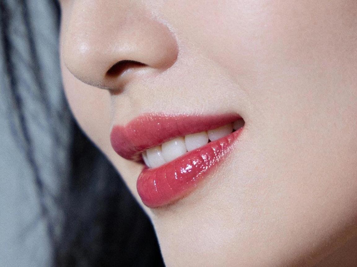 镜面红唇妆的氛围感到底有多绝？简直是美到心巴上的程度！一抹水润亮泽的镜面红唇，刚